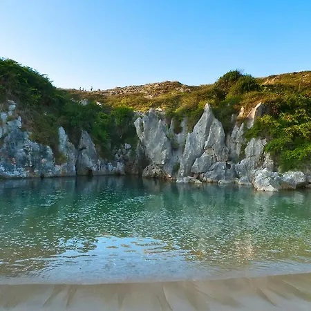 La Cueva De *